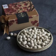   Drazsé FABRIC Málnás pekándió tejcsokoládéban, tonkababbal (100g)