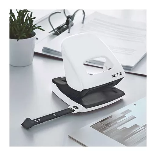 Lyukasztó, kétlyukú, 30 lap, LEITZ "Nexxt Wow", fehér